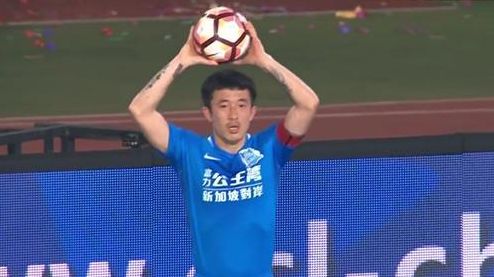 成龙、石天、姜大伟、岳华、曾志伟、狄龙、洪金宝、唐季礼扶灵，遗体并随即离开世界殯仪馆到沙田富山火葬场进行火化仪式。