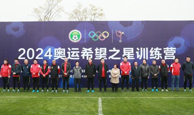 为了生存，名字、身份、甚至丈夫，所有一切都是虚假谎言的女人具德（林智妍 饰），和隐藏着名门贵族家长子的过去、以说书为生的千承辉（秋英宇 饰）之间的悲情罗曼史。