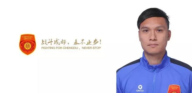 他既是纽约街头背着行囊、眼神倔强的音乐少年，也是舞台中央的音乐“叛徒”，以1965年纽波特音乐节的