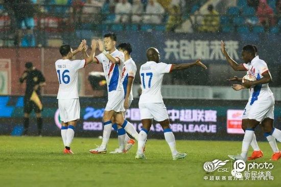 寡姐偷拍《黑寡妇》片场 全程搞反摄像头 2020-03-06 近日，“寡姐”斯嘉丽·约翰逊偷拍《黑寡妇》片场的视频曝光，视频全程由斯嘉丽拍摄，为了不让周围工作人员发现，她还假装淡定和周围的人寒暄。