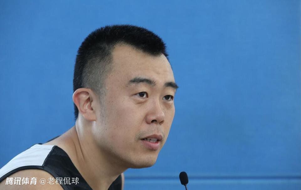 甄子丹饰演的乔峰身穿蓝袍，尽显江湖侠气。