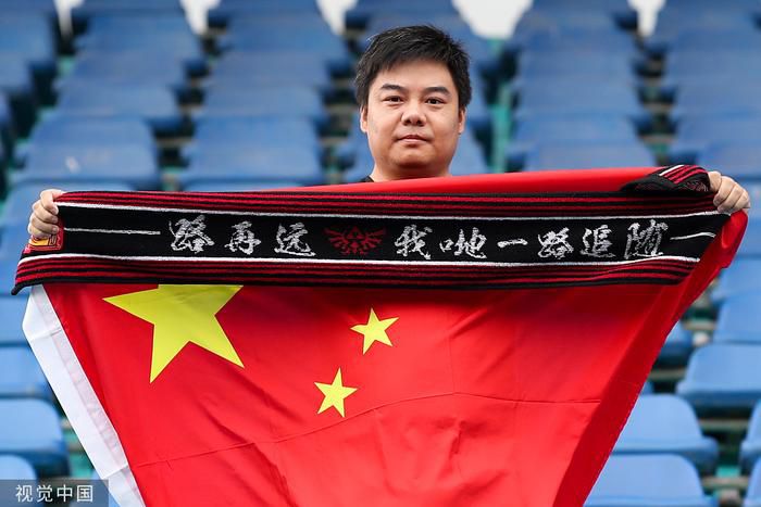 视频中黄奕不仅苦练格斗招式，而且要下压劈腿，运动量之大、难度之高，令人咋舌。