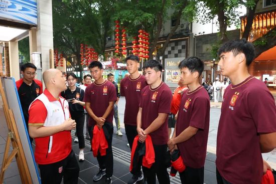 老银幕万人迷 2013-07-03 汤姆·克鲁斯，巨蟹男，身高170cm，被美国人称为“拥有招牌式的美国微笑”。