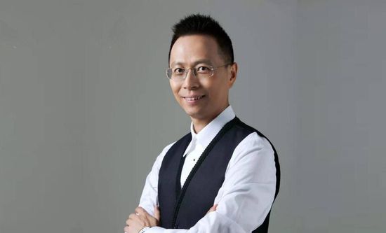 用户可登录建行生活APP，进入首页“好券中心”，领取影票满减券、美食优惠券等折扣，使用建行龙卡信用卡支付享受相关优惠。