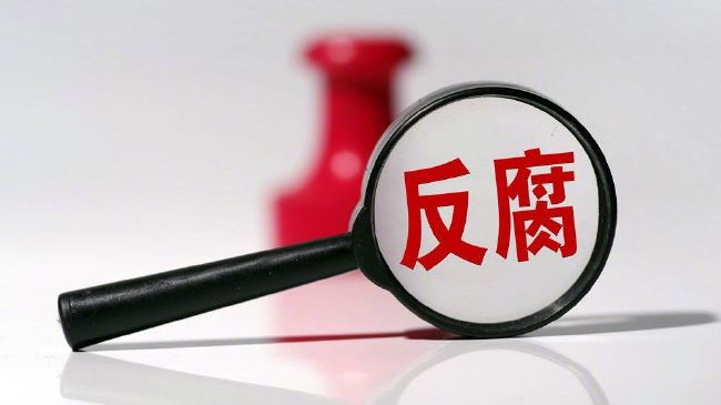 翻看账号前期内容可以看到，短视频内容试图创作一些更符合落地下沉的解读——譬如挖掘电影里的女性观点，解读苏丽珍的女性意识，更是打出“女性最大的靠山就是自己”；