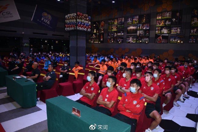 一身棕色深V亮片裙尽显曼妙身姿，性感而不失优雅。
