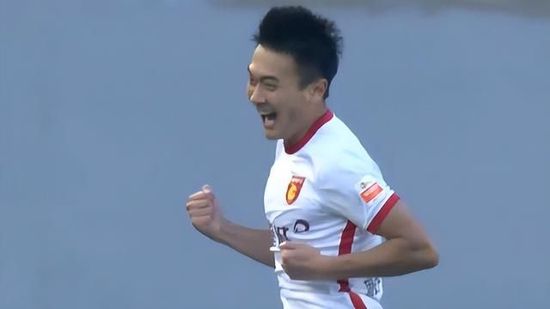 回顾《英雄本色》，狄龙坦言这部电影使人珍惜眼前人，男人的味道浮现出来，尤其是一句很简单的对白“我不做大哥好久了”很打动人心。