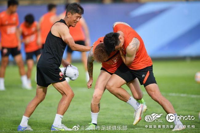 《小鞋子》以贫困家庭中兄妹俩共穿一双鞋的故事为切入点，通过男孩为赢得季军奖品（一双鞋）而参加跑步比赛的细节，将经济困境下的童真与坚韧刻画得入木三分。