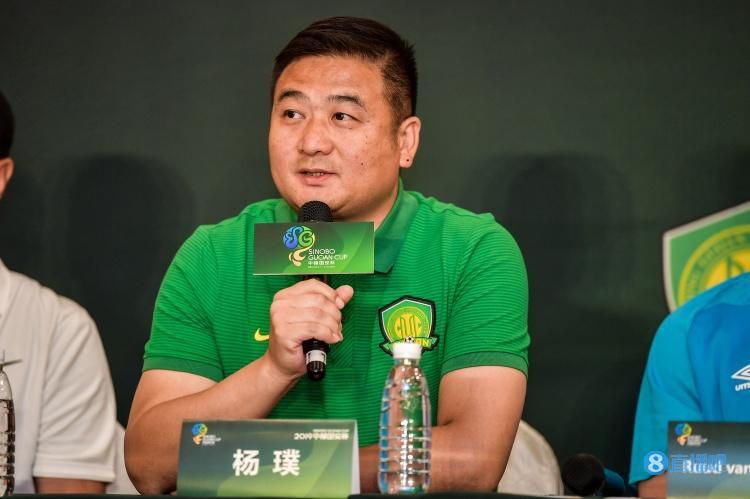 其中莉莉·柯林斯红唇妆容亮眼，笑容灿烂美丽。
