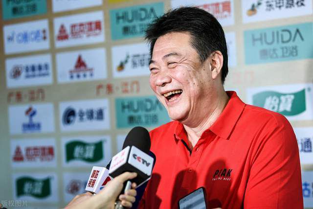费翔晒与领养的“哈基米”大熊猫合影 2023-08-25 费翔见到自己领养的“哈基米”了！