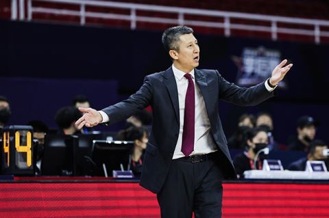 当日，一身黑裙外搭干练夹克亮相的林志玲美艳依旧，脖间惊现红斑疑似吻痕，现场更是大秀美腿电力十足。