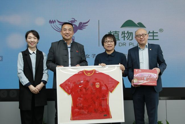 主演潘粤明、王鹤棣，总监制陈祉希出席映后见面会，与现场观众进行了互动交流。
