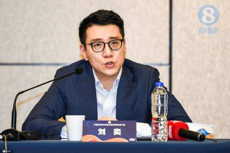 这种设计凸显了她的先锋态度与对男权社会的审视。