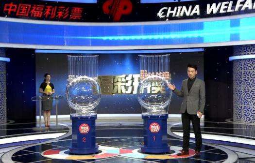 徐峥光头成活动焦点 江一燕、秦岚二美娇俏斗艳 2013-03-29 3月28日晚，某品牌在上海举行了盛大的50周年庆典，吸引了徐峥、秦岚、江一燕、沙溢、平安等明星的盛装出席。