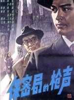 当天，他身穿天蓝色T恤，搭配白色长裤，脚踩斑马条纹休闲鞋，头顶是同系条纹的报童帽，右手虽然还戴着护腕，但并不影响老爷子展现他的绅士范儿和时尚品味。