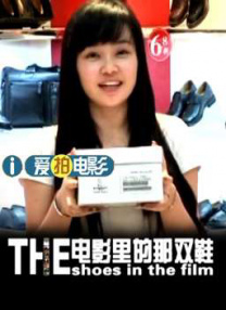 爸爸》同样是一部新人导演的喜剧作品，影片由刘潇阳执导，文淇、倪虹洁、喻恩泰等人主演，讲述了父亲顾卫星（喻恩泰 饰）离世后，即将大学毕业的顾立言（文淇 饰）陪着精明伶俐的母亲吴开蒂（倪虹洁 饰）一起处理父亲的葬礼，一群自称父亲生前安排“治丧委员会”的人突然造访，荒诞的故事就此拉开帷幕。