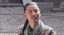 丹尼尔·克雷格饰演的侦探努瓦·布兰克一改短发干练的形象，在这一部中蓄起了长发和胡须。