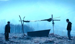 内蒙古冰雪那达慕、冰雪英雄会骑雪地摩托、特色娱乐冰锅项目“冰锅炖小车”、奶皮子糖葫芦制作......电影人带你沉浸式体验极地冰雪狂欢！