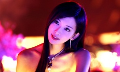 欧阳娜娜热情挥手，林允着黑裙显冷艳。